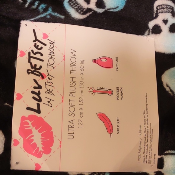 HALLOWEEN SKULL Betsey Johnson plush throw with teal skulls 50X60in - Picture 3 of 7